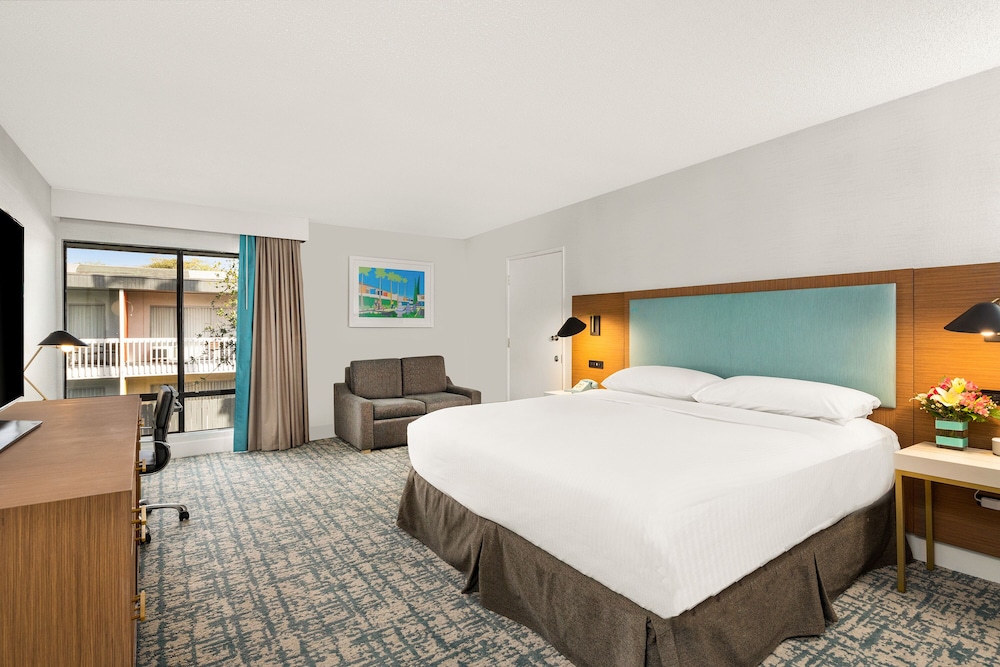 DELUXE, KING BED