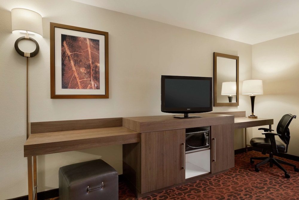 Hampton Inn Wichita Falls Sikes Senter Mall 32/36