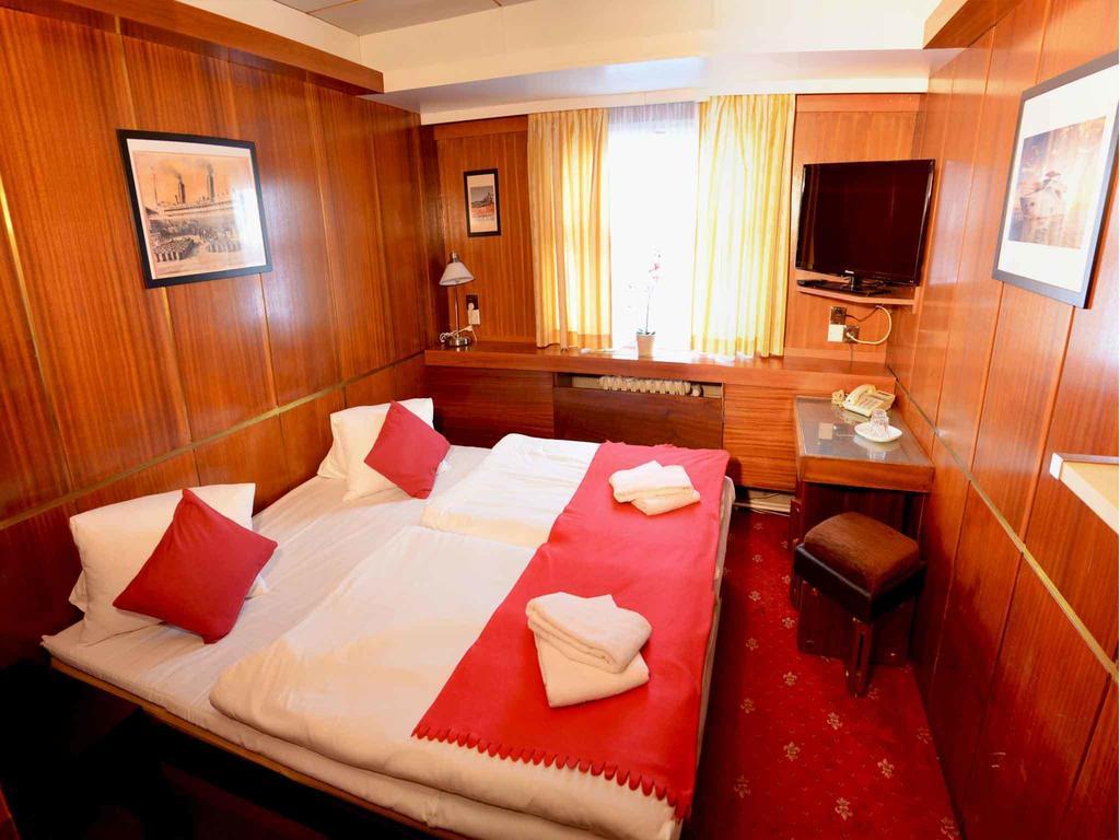 BOTEL ALBATROS 9/50