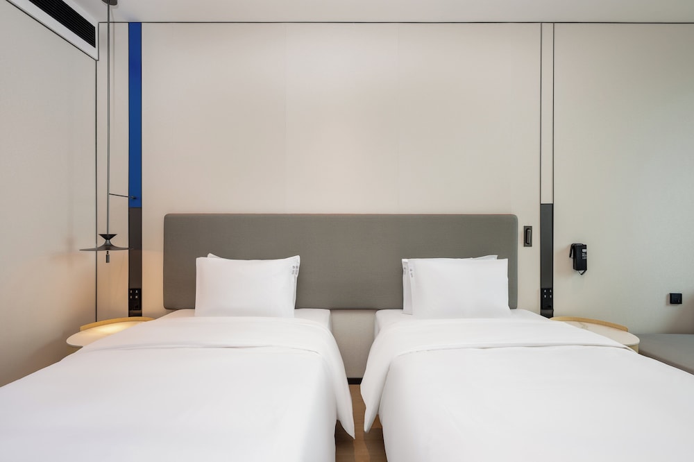 Standard, Double Bed, Holiday Inn Express Shanghai Hongqiao CBD by IHG 2/3