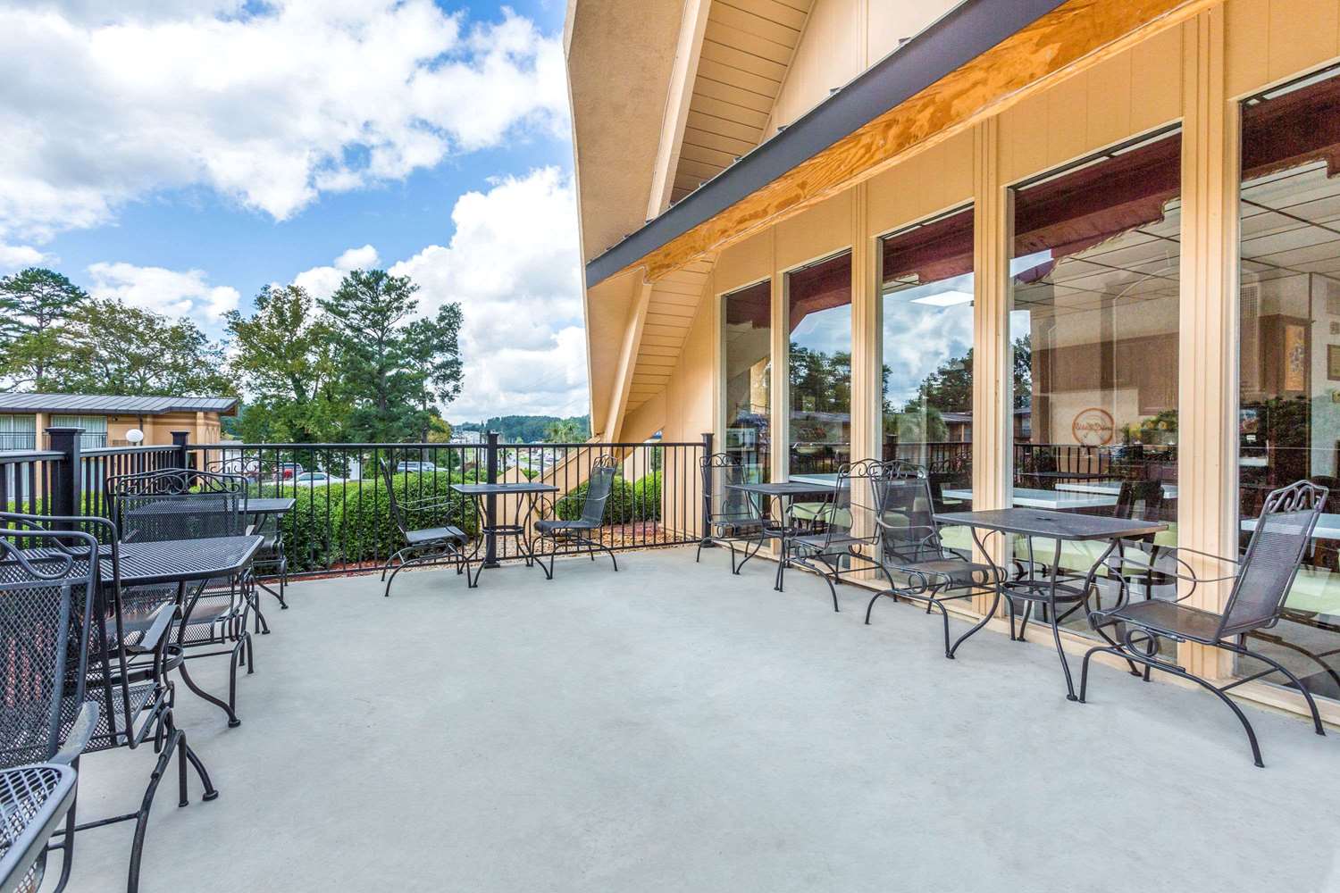 Howard Johnson By Wyndham Athens 4/13