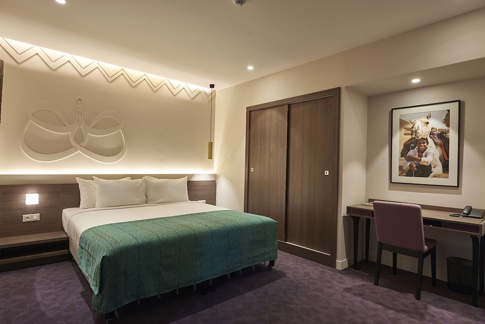 M Suite Hotel 8/50