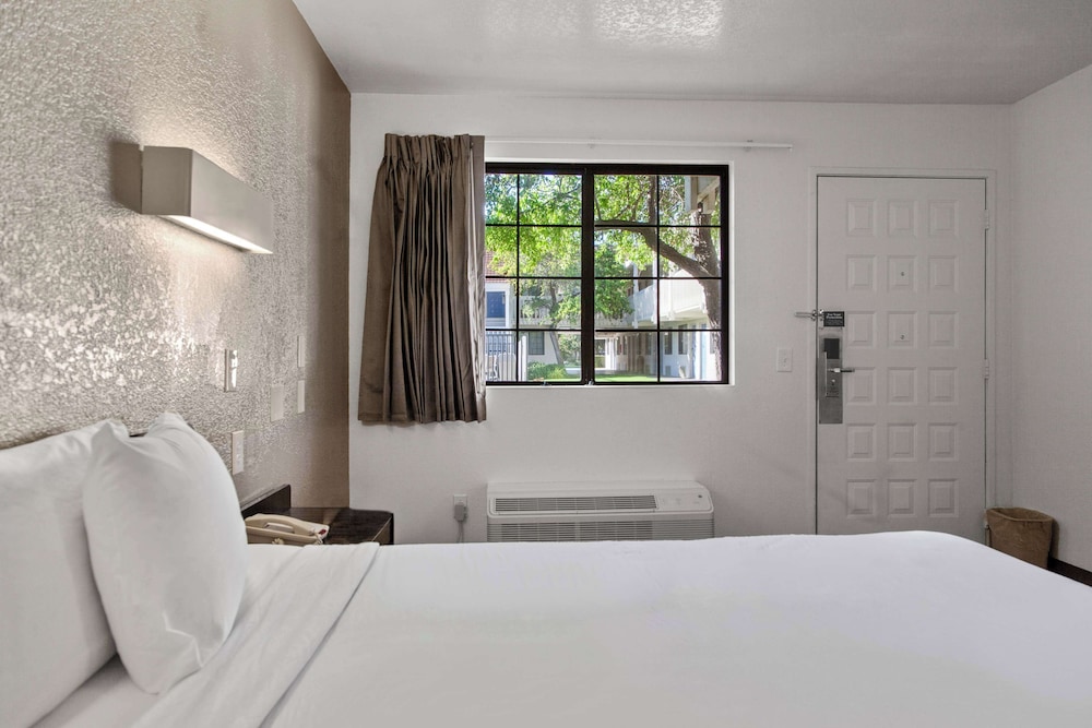 غرفة ديلوكس بسرير كوين، Motel6 San Luis Obispo, CA - South 2/6