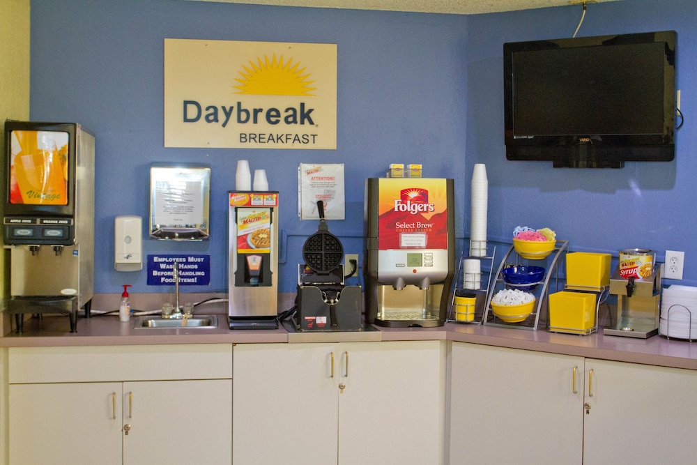 Days Inn By Wyndham Blue Springs 18/29