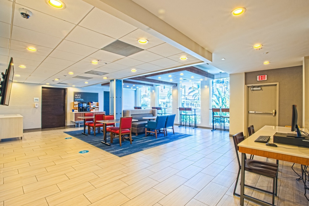 Holiday Inn Express Anaheim West 30/45
