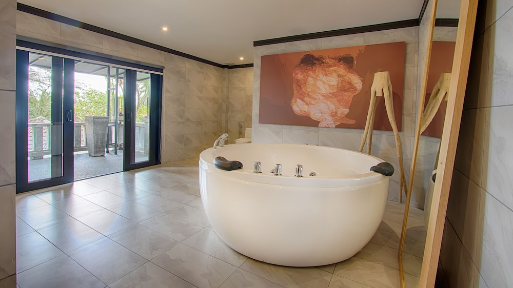 Lot 33 Boutique Hotel 47/50