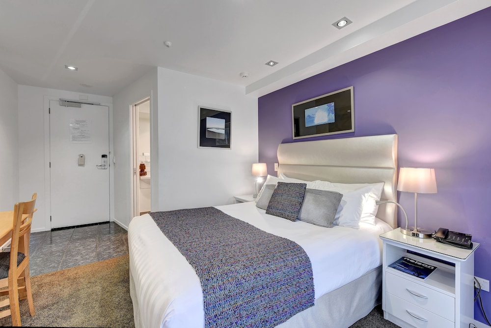 Trailways Hotel 17/70