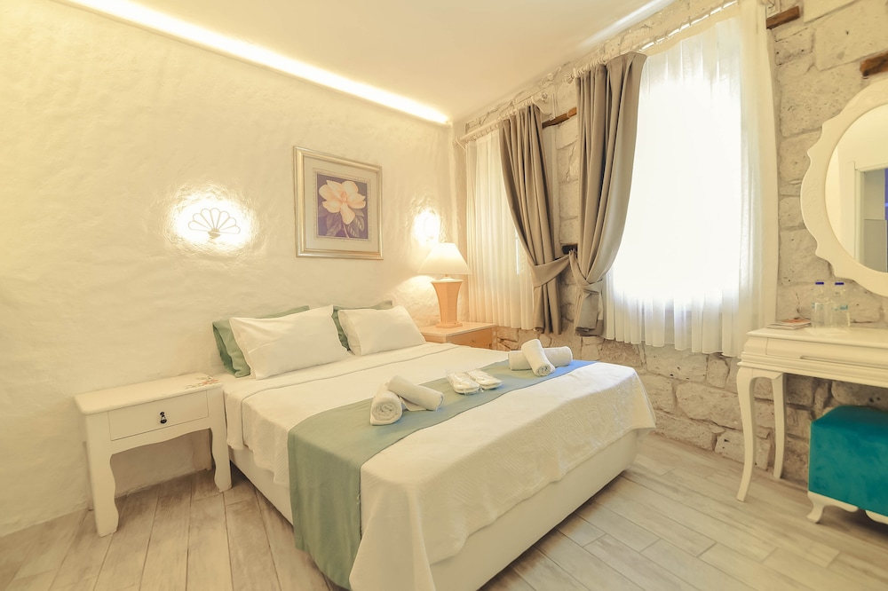 DELUXE, DOUBLE BED