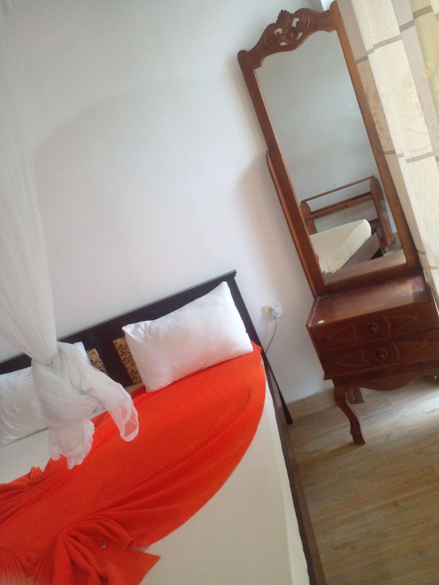 DELUXE, KING BED
