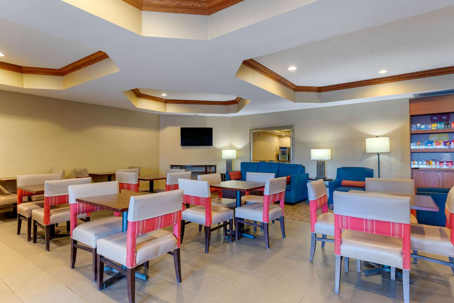 Comfort Suites South Haven near I-96 14/17