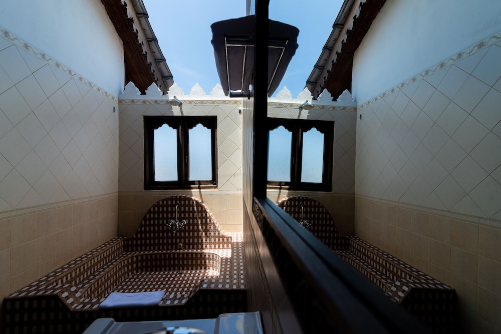 Dhow Palace Hotel 37/75