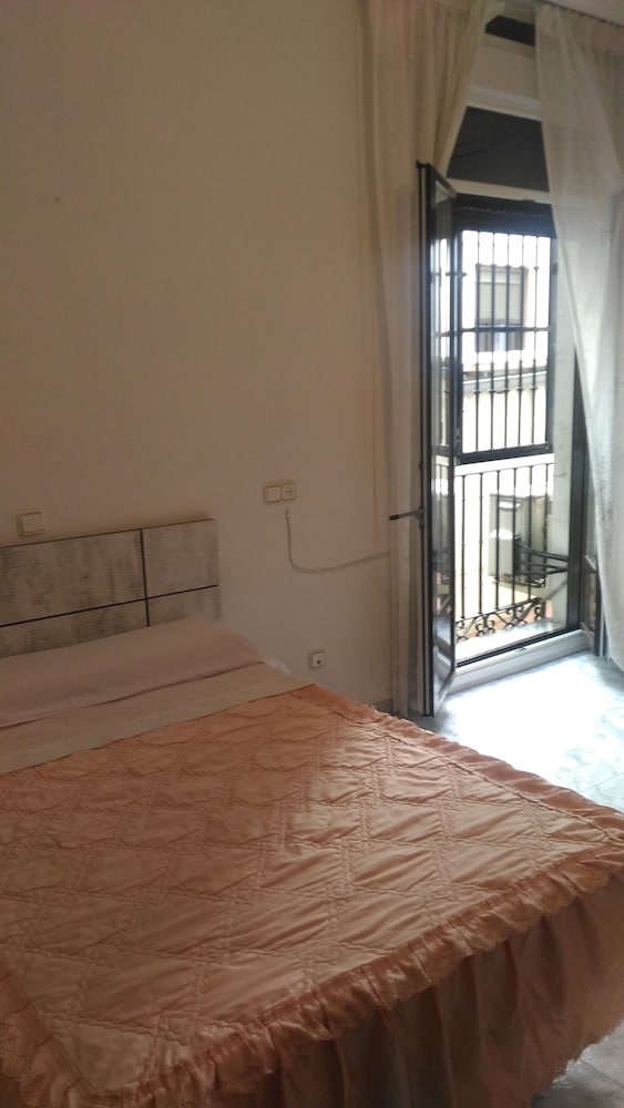 غرفة بسريرين منفصلين بحمام خاص، Hostal Palacios Fuencarral 8/10