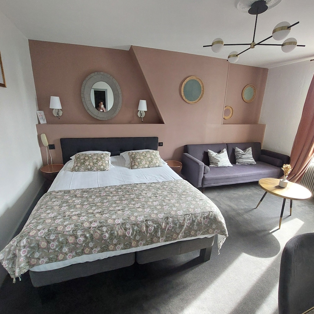 غرفة كومفورت بسرير كوين بشرفة، Hotel the Originals Saint Valery Sur Somme La Colonne de Bronze Ex In 5/10