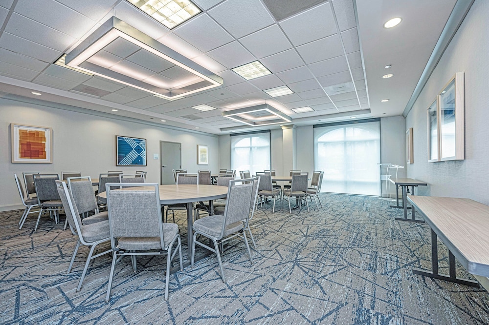 Holiday Inn Express Hotel And Suites Charleston Arpt Conv Ctr Area 58/67