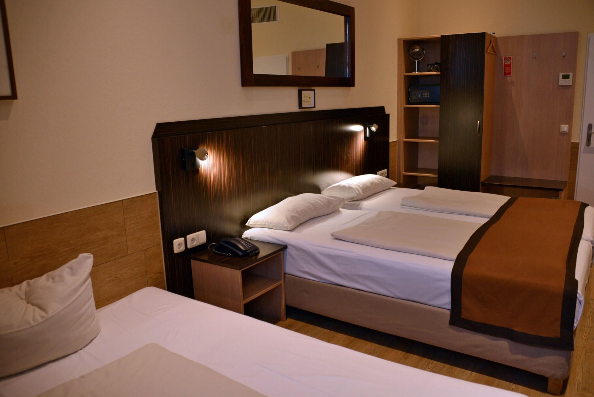 غرفة قياسية ثلاثية، Arthotel Munich 9/10
