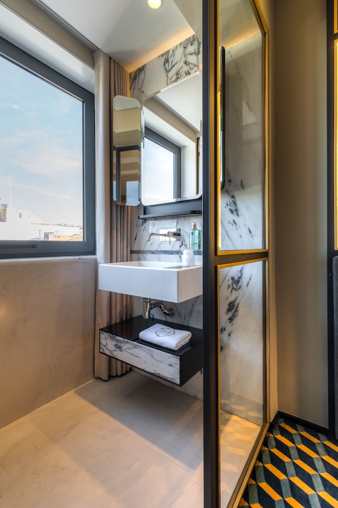 Metier Boutique Hotel 12/76