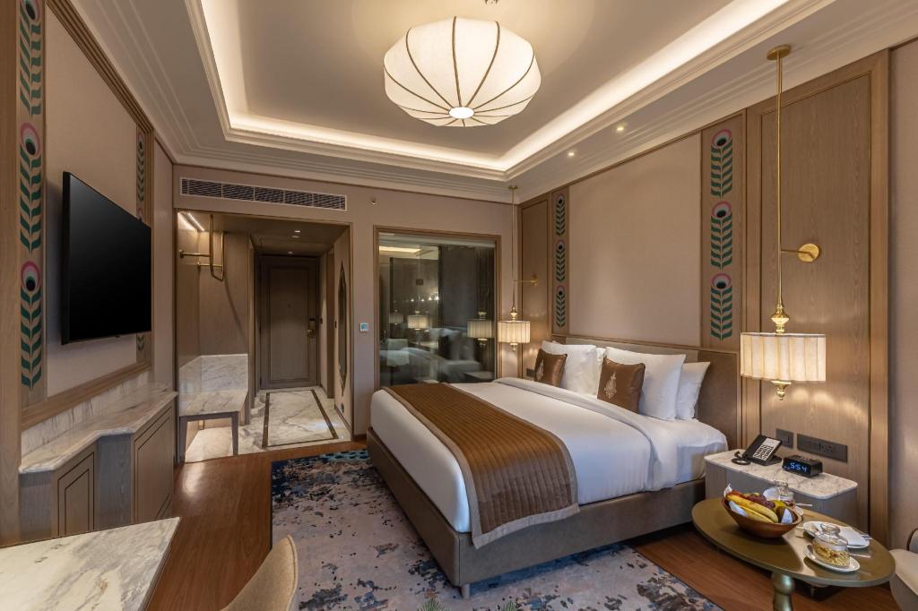 Mew, Superior, King Bed, Pool View