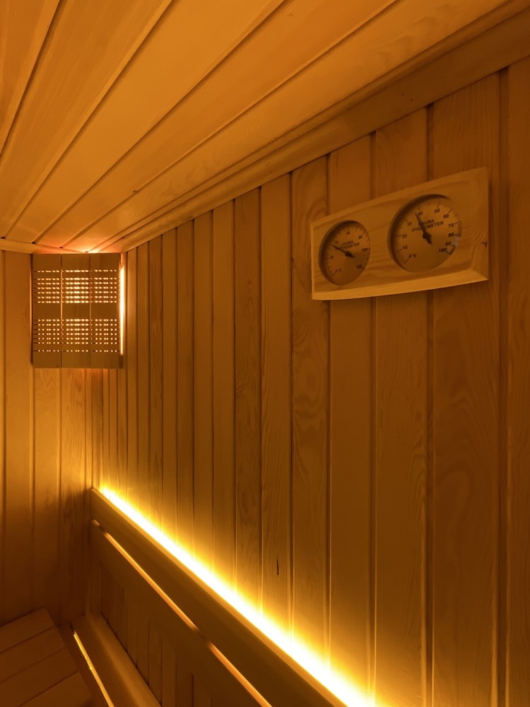 Lures Hotel 33/57