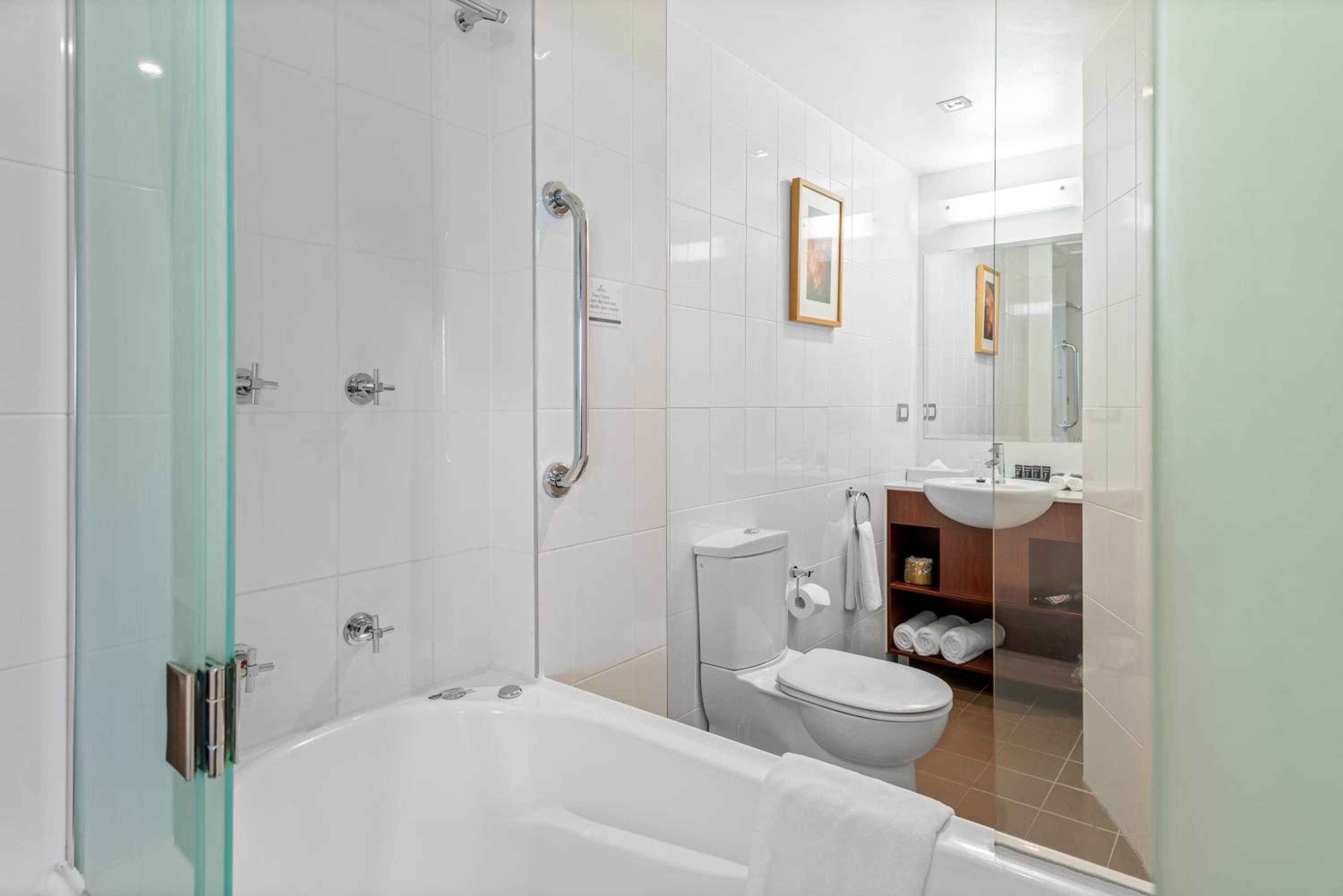 2 Bedrooms, Apartment, Double Bed, Balcony, Amora Herencia Riverwalk Melbourne 10/10