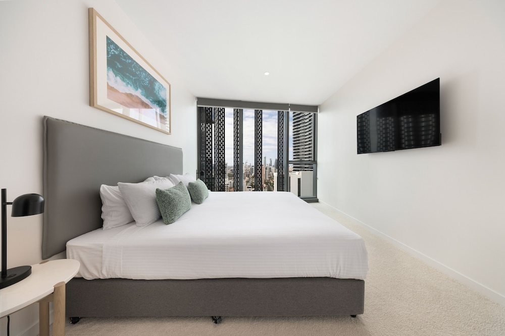غرفة بسرير كينج وسريرين منفصلين بغرفتي نوم، ULTIQA Signature at Broadbeach 3/5