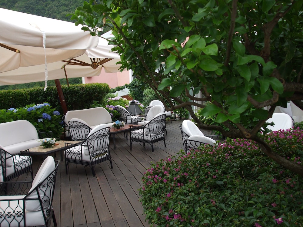 LA LOCANDA DELLE DONNE MONACHE 54/59