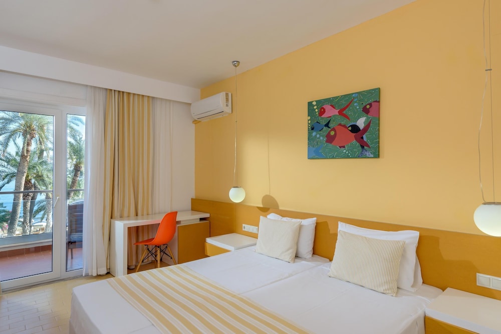 Zeus Hotels Palm Beach Hotel 17/63