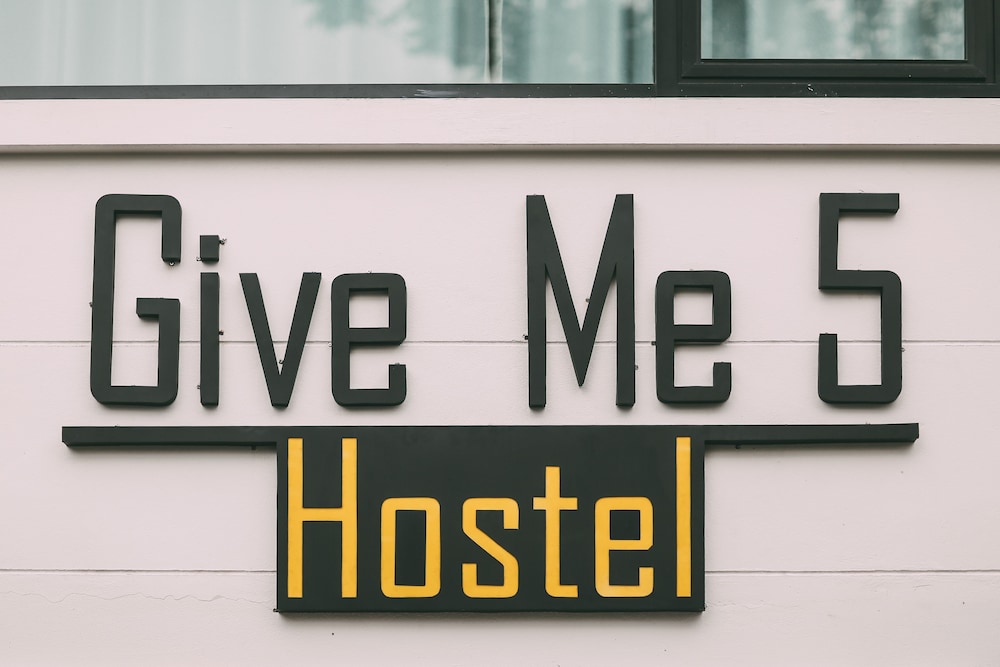Give Me 5 Hostel 23/32