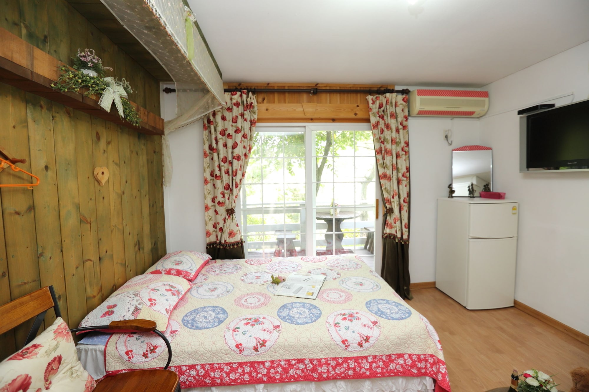 Pine, River, Double Bed