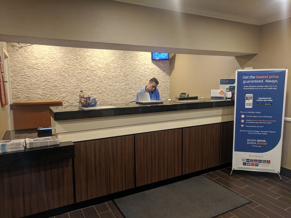 Comfort Inn and Suites North Dallas-Addison 6/33