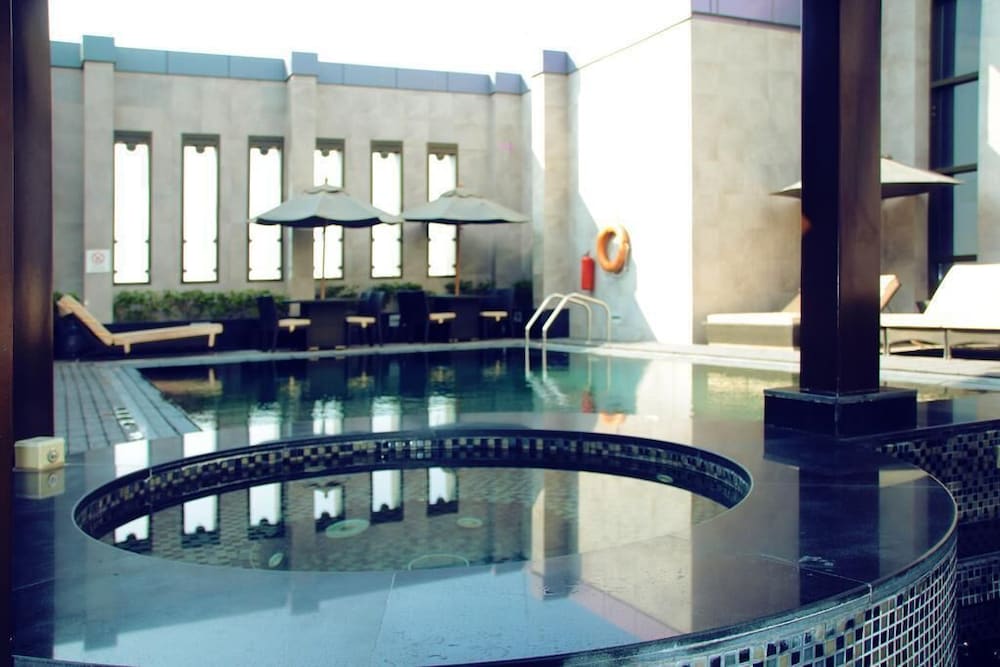 swimming pool spa