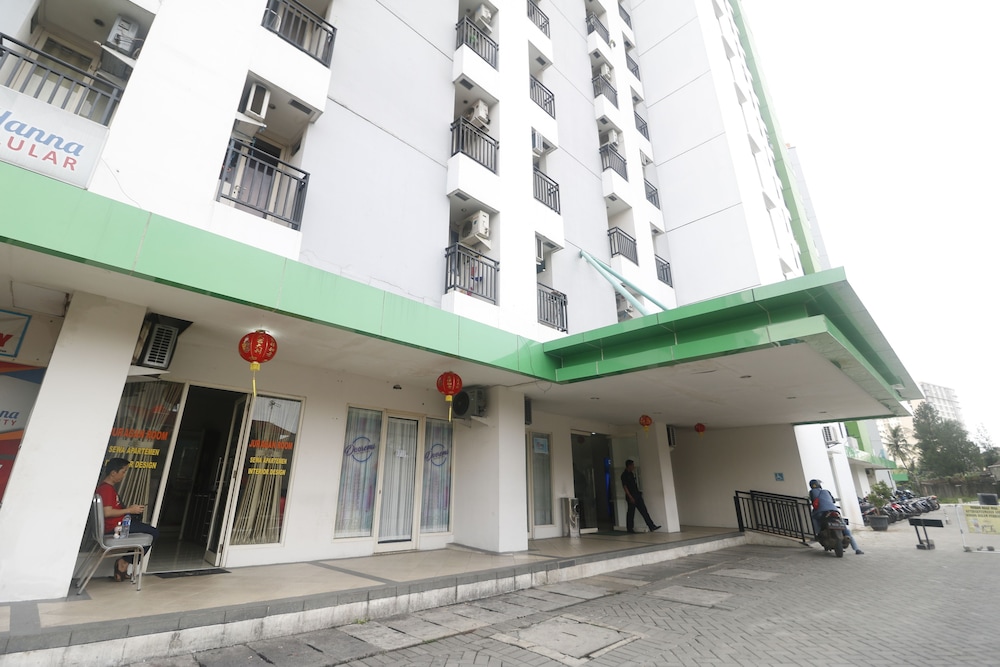 RedDoorz Apartment @ Green Lake View Ciputat 4/18