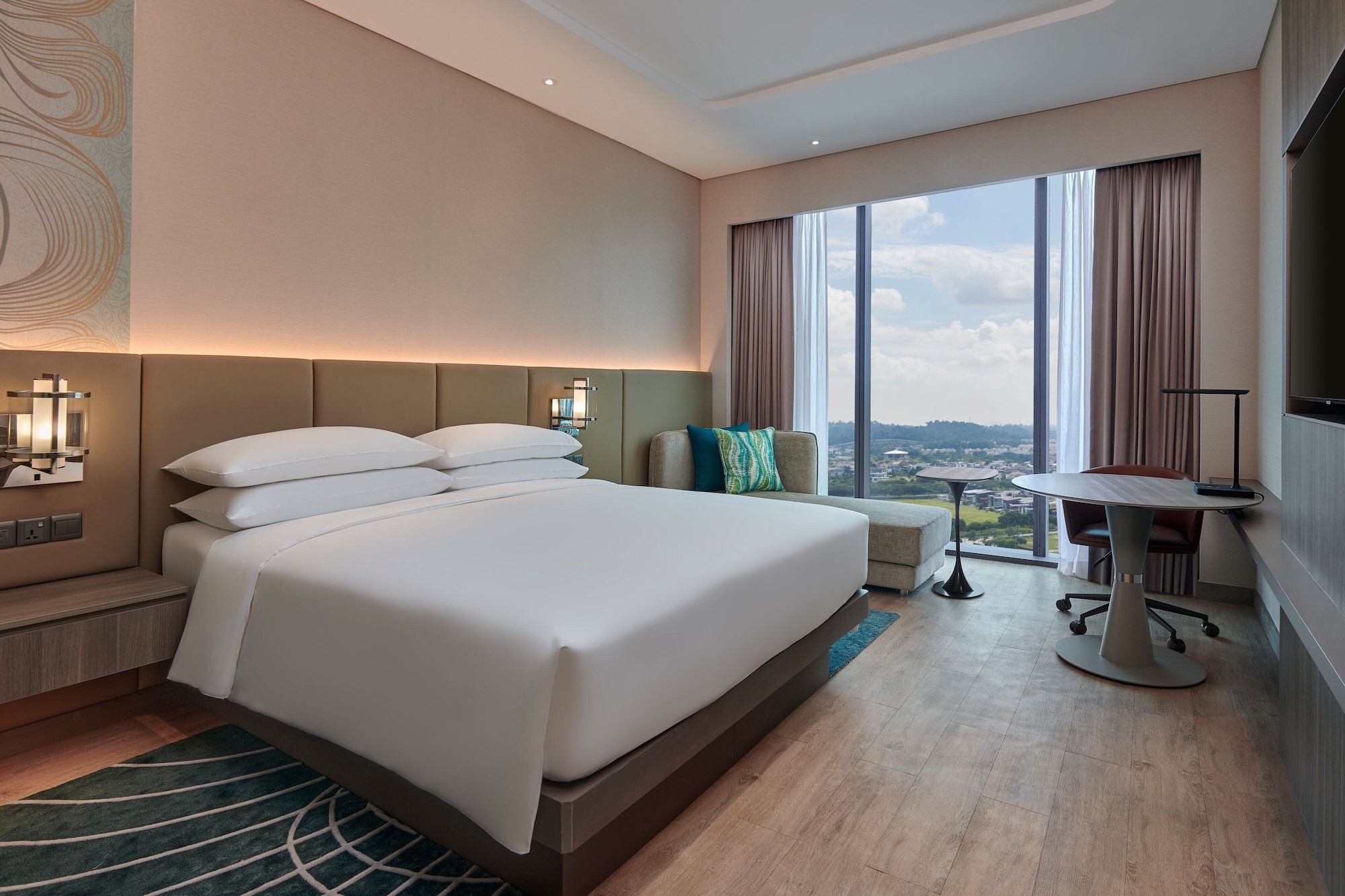 DELUXE, KING BED