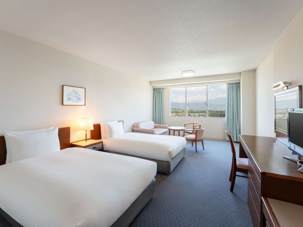 غرفة كلاسيكية بسريرين منفصلين بإطلالة على الجبل