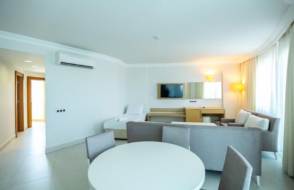 SUITE ROOM