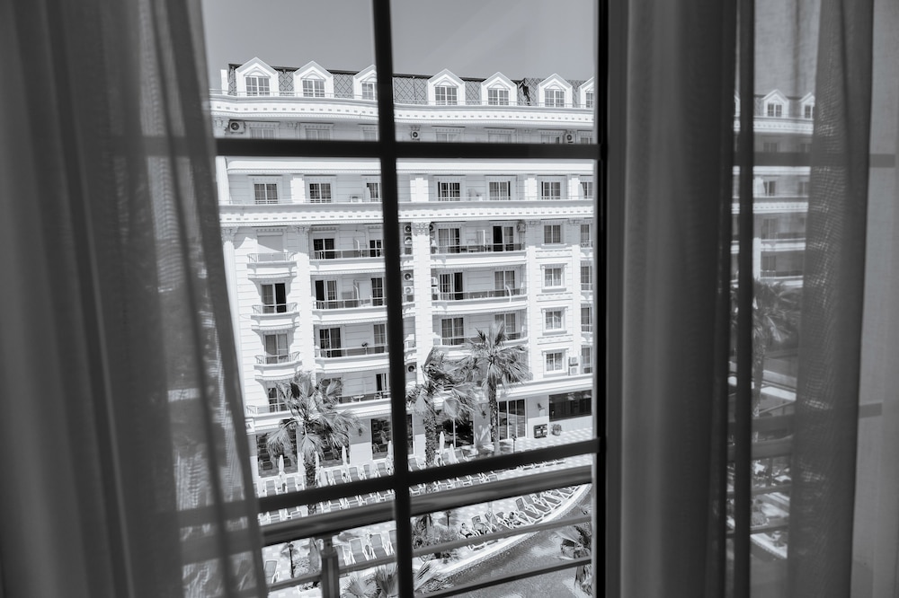 Grand Blue Fafa Resort 3/50