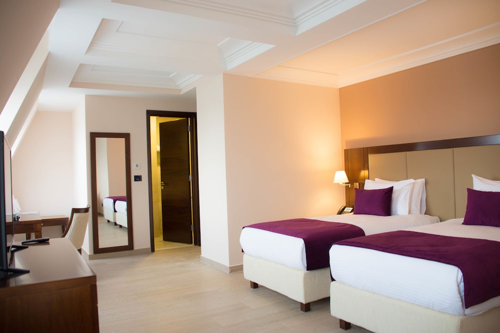 Xenon Hotel 9/50