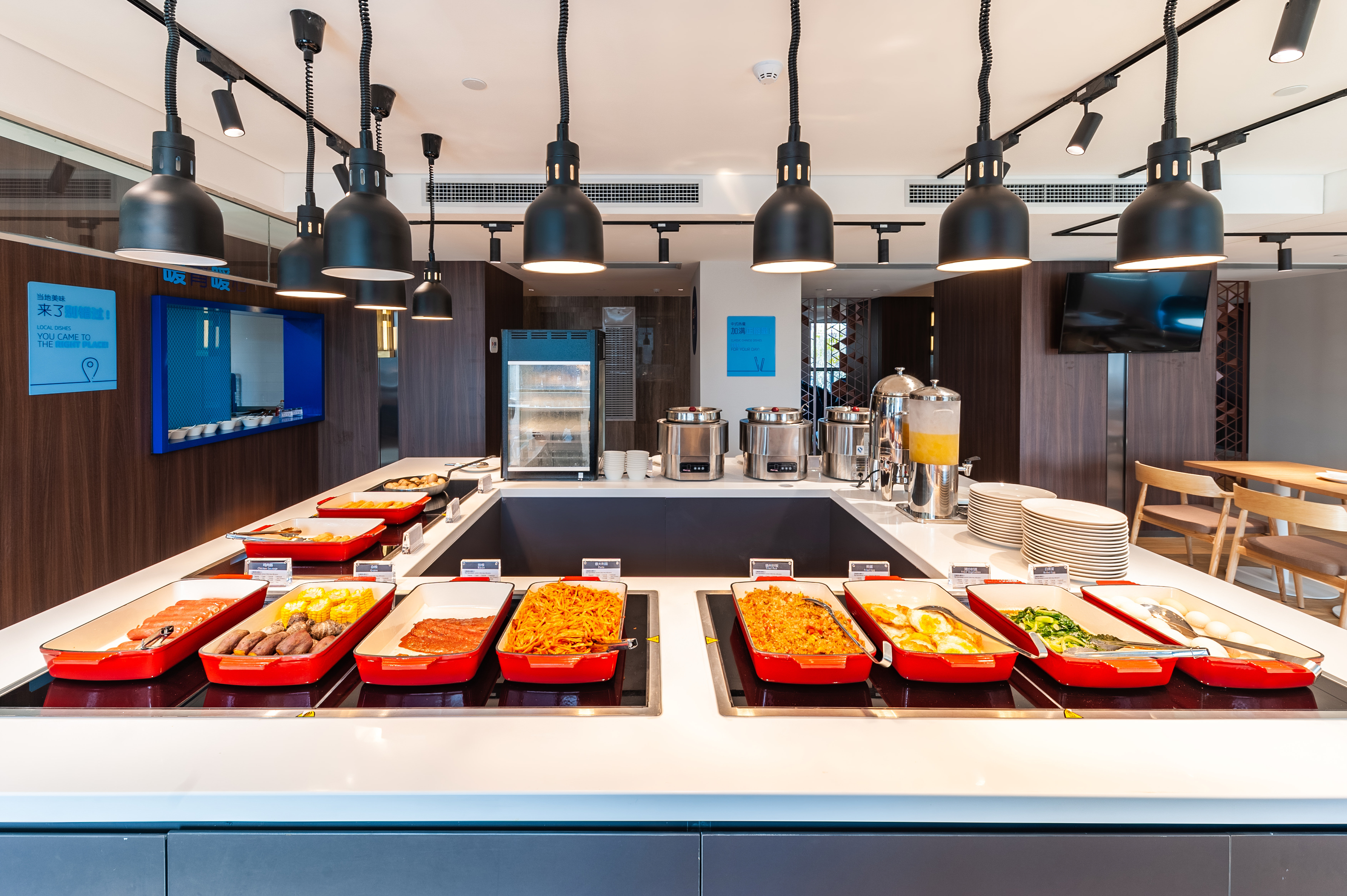 Holiday Inn Express Shanghai Baoyang 35/40