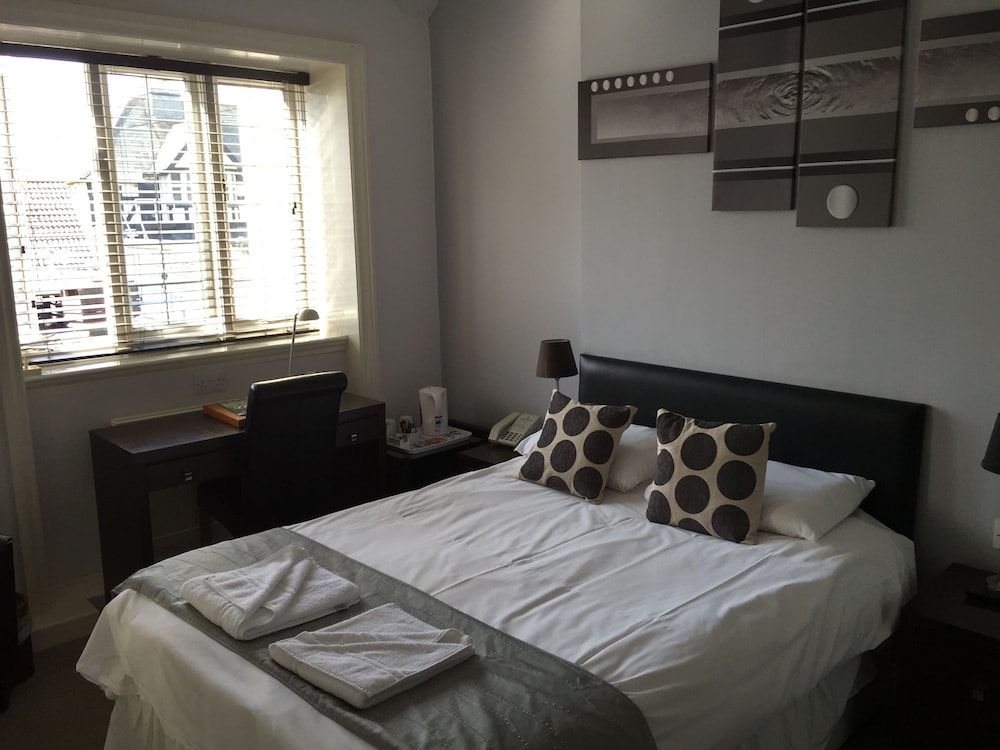Maes Manor Hotel 8/50