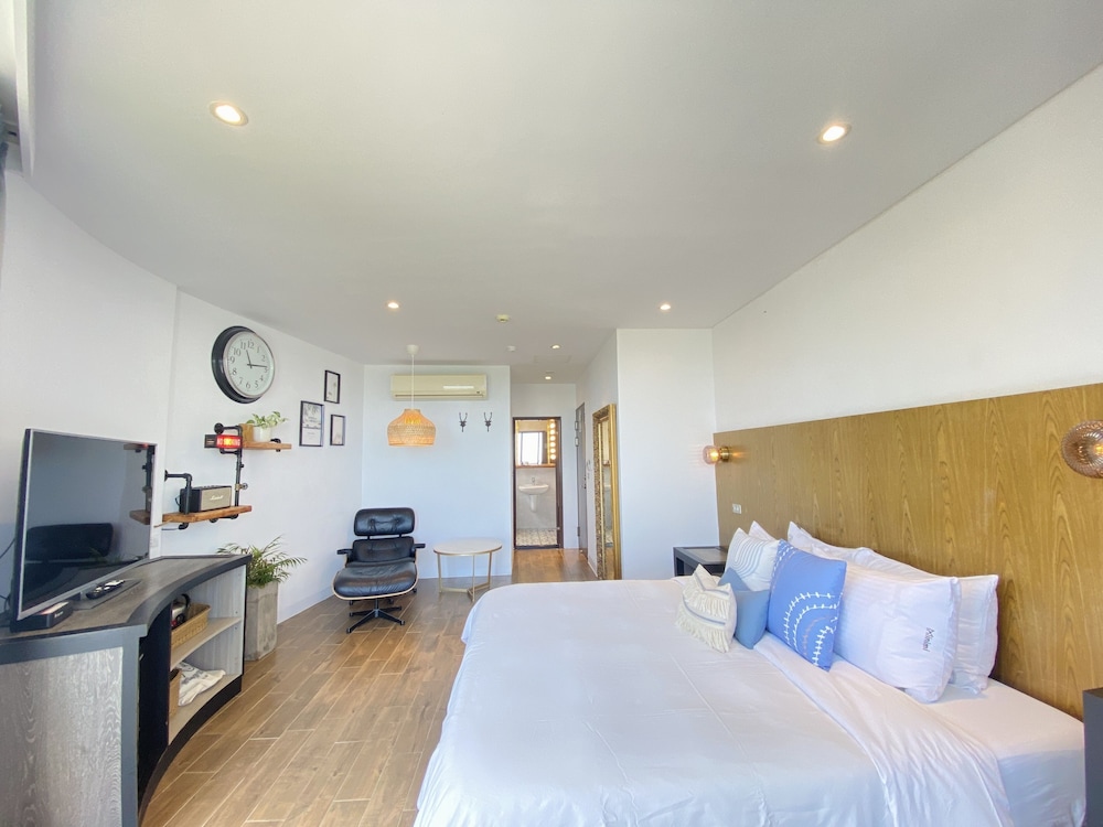 DELUXE, DOUBLE BED, SEA VIEW, BALCONY