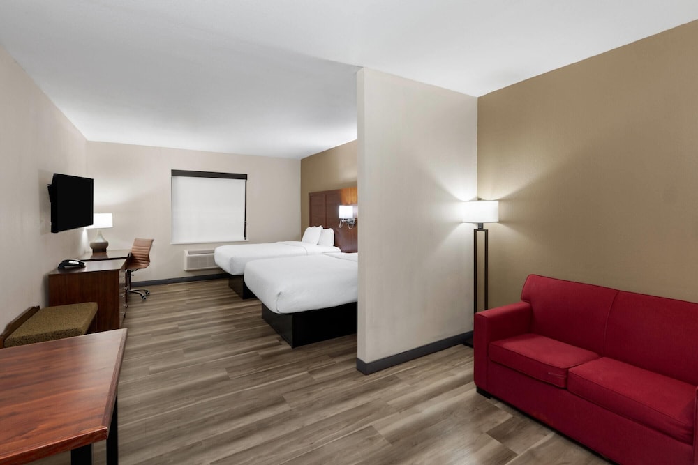 No, Suite, 2 Queen Beds, Sofa, Accessible، Hawthorn Extended Stay by Wyndham College Station South 2/4