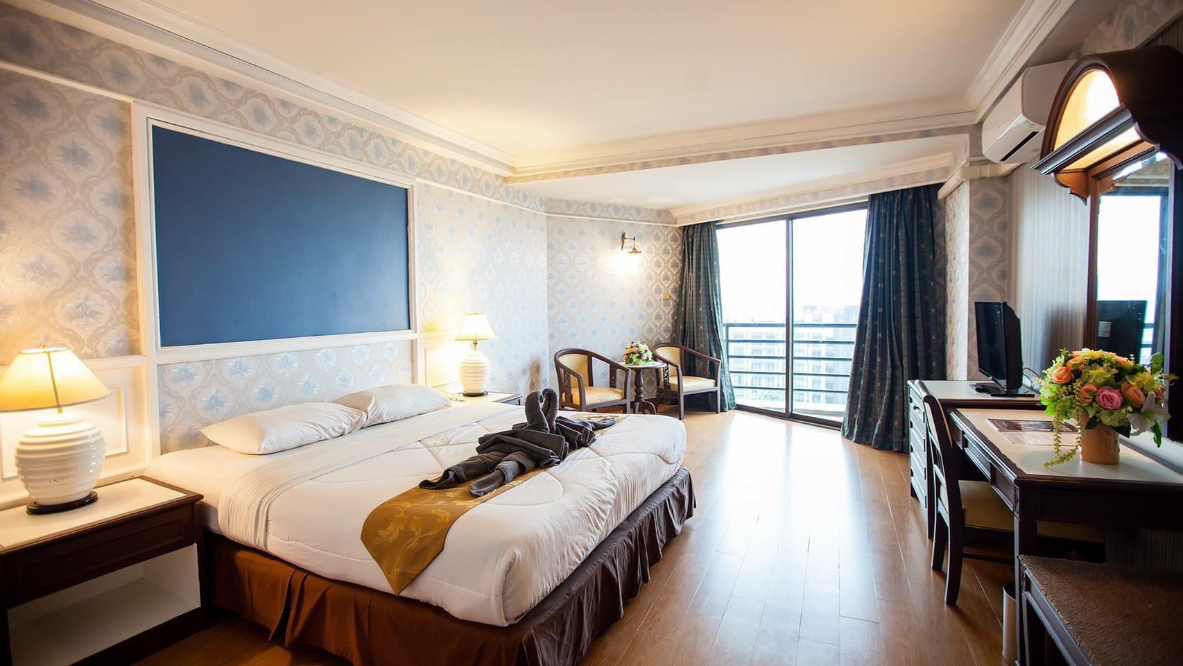 DELUXE ROOM