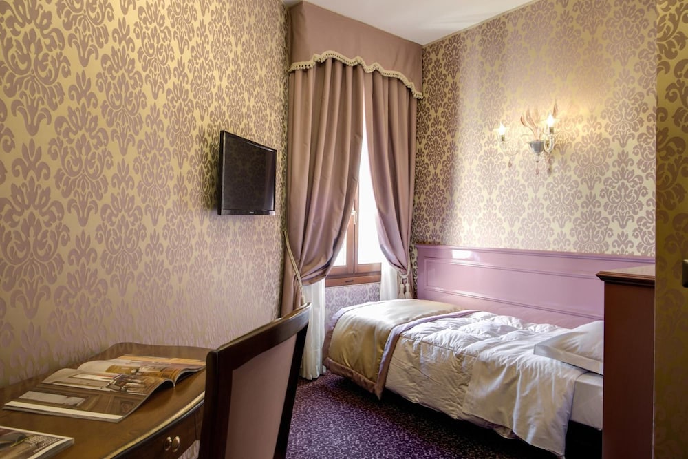 ROOM, SINGLE