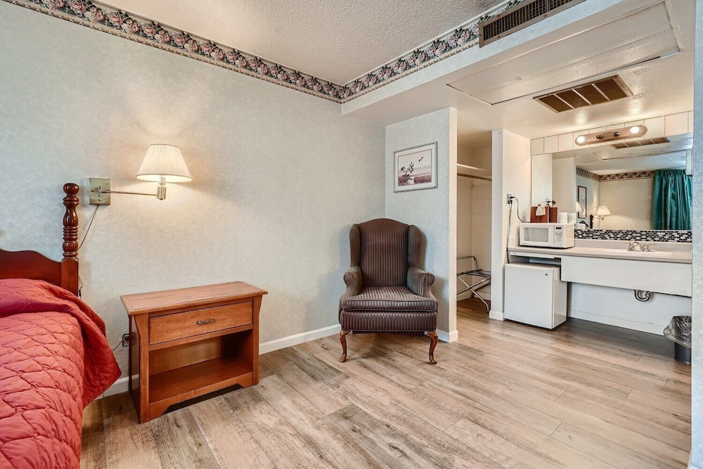 Travelers Uptown Motel 40/54
