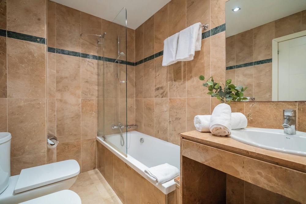 Superior, Double Bed, Street View، Glories Hotel 10/10