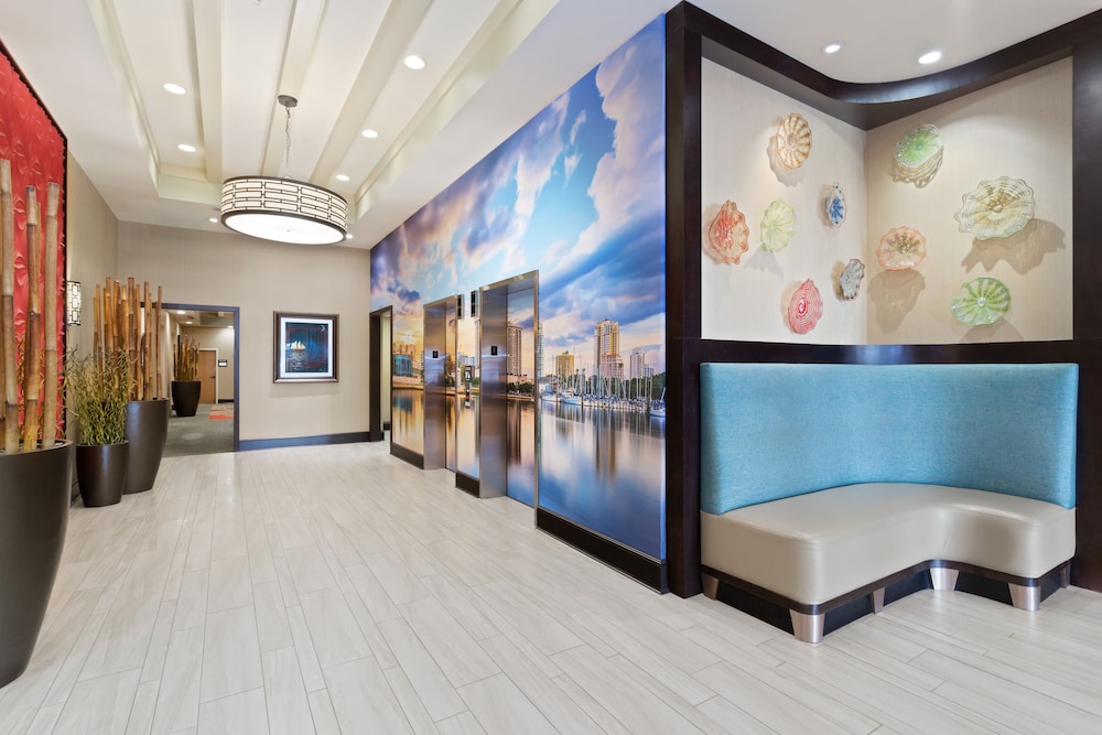 Hampton Inn Suites St Petersburg Downtown 7/51