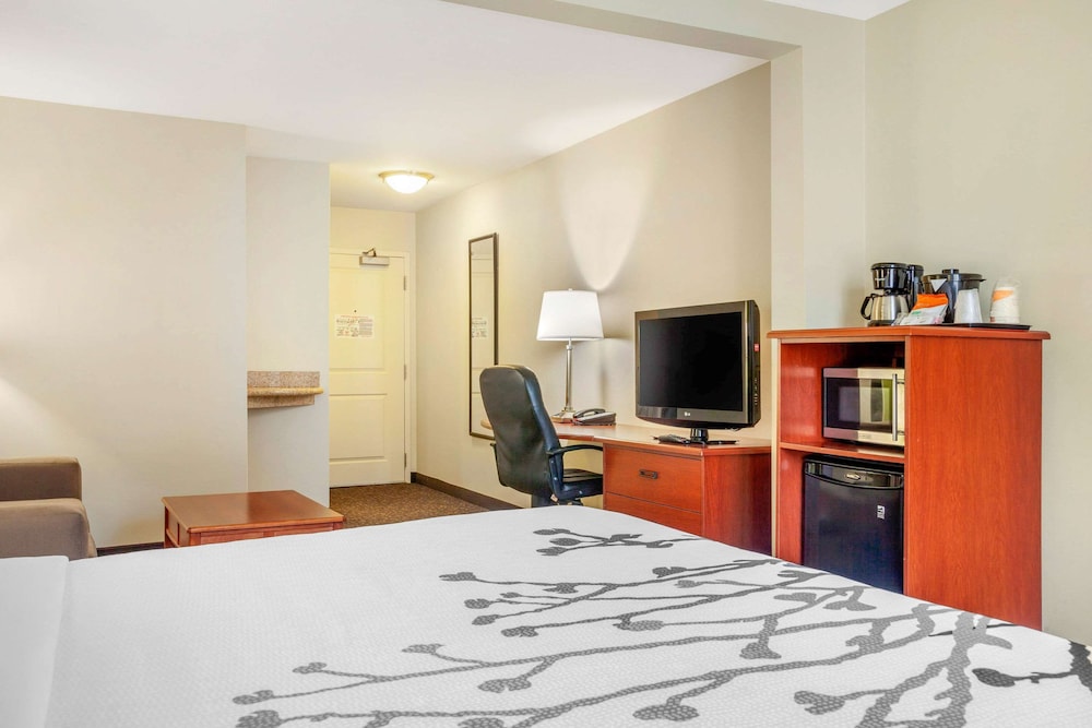 Sleep Inn and Suites Airport Milwaukee WI 17/38