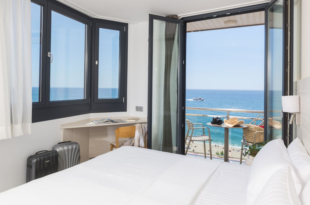 GRAND, TRIPLE, SEA VIEW, BALCONY