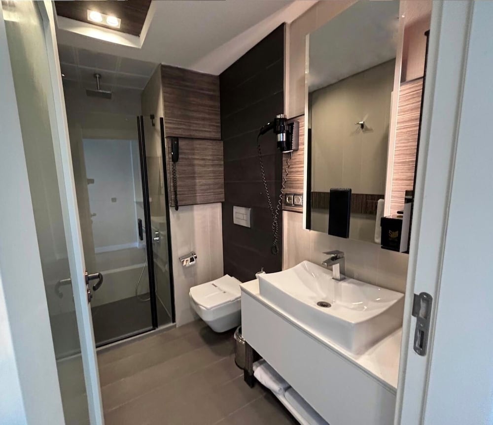 Modernity Hotel 36/37