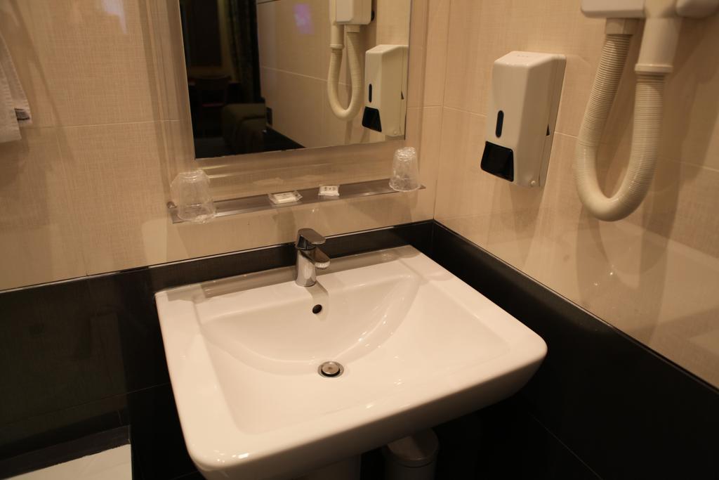 Hotel Montpensier Paris 19/23