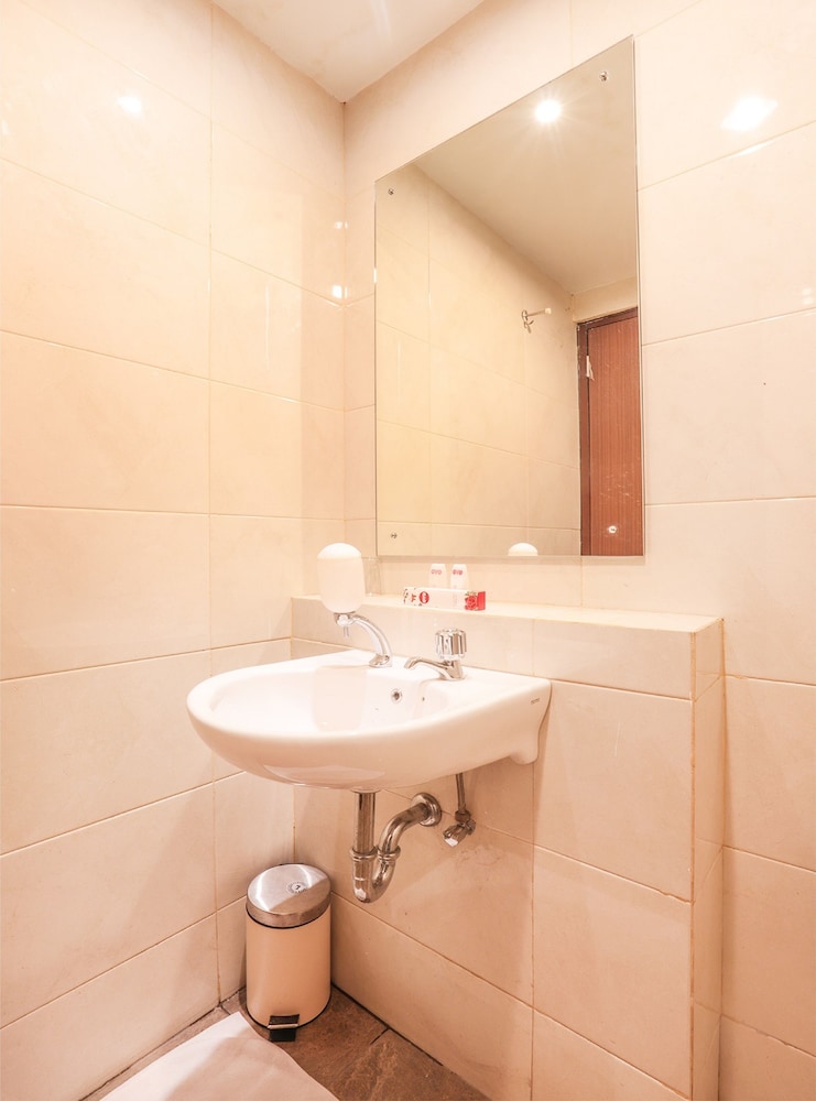 OYO Flagship 755 Appartel Grand Dhika City 38/39